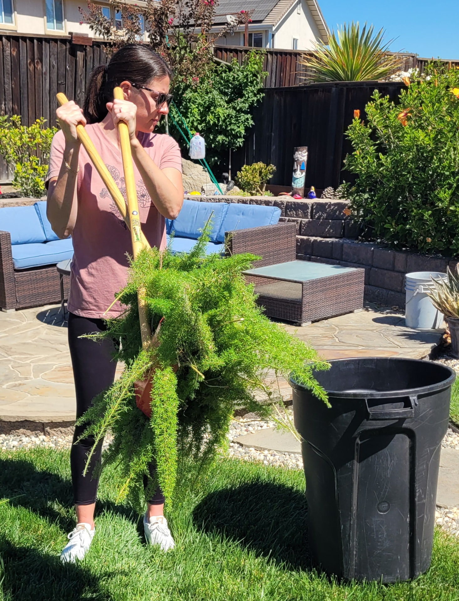 Lifting a large bundle of trimmings with the TerraBOSS